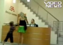 Copil năzdrăvan: Şi-a lăsat mama în chiloţi, în public (VIDEO)