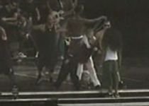 Madonna se sărută cu o dansatoare la repetiţii (VIDEO)