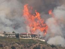Sute de familii, evacuate din calea incendiilor, în California