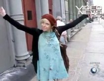 Courtney Love către paparazzi: Vă rog, nu-mi mai fotografiaţi fiica! (VIDEO)