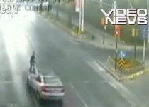 Imagini şocante: Pieton lovit de o maşină care a trecut pe roşu (VIDEO)