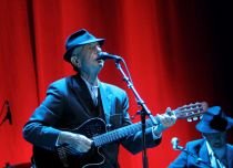 Leonard Cohen, din nou la Bucureşti. Artistul a fost aplaudat îndelung de public (VIDEO)