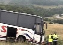 Autocar cu 40 de pasageri, răsturnat pe DN1. Cinci oameni, răniţi (VIDEO)
