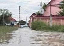 Furtuni şi ploi torenţiale, în Capitală şi în mai multe zone din ţară: Zeci de gospodării, inundate (VIDEO)

