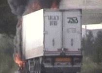 TIR în flăcări, pe DN1: Cabina şoferului a ars în întregime (VIDEO)