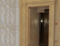 Angajată a Senatului, blocată într-unul din lifturile instituţiei aproape patru ore (VIDEO)