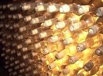 În plină criză, Ministerul de Interne investeşte peste 73.000 lei în sticle de vin (VIDEO)