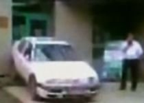 Sechestraţi în bancă: Sătul să fie umilit de angajaţii instituţiei, un şofer a blocat intrarea (VIDEO)