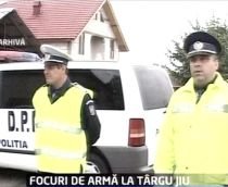 Târgu Jiu. Doi bărbaţi care spărseseră un magazin, capturaţi după ce poliţiştii au deschis focul