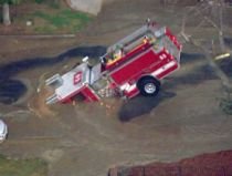 Los Angeles. O maşină de pompieri de jumătate de milion de dolari a căzut într-o gaură din şosea