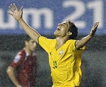 Brazilia Chile 4-2. Nilmar reuşeşte un hat-trick, iar Selecao îşi demonstrează forţa (VIDEO)
