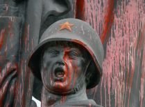 Monument al soldatului sovietic din Bucureşti, vandalizat. Rusia protestează (FOTO)