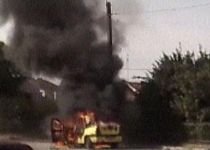 Taxi cuprins de flăcări, pe o stradă din Timişoara (VIDEO)