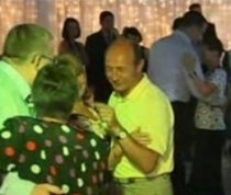 Traian Băsescu, nuntaş de ocazie la un restaurant din Capitală (VIDEO)