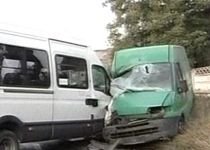 Accident, la ieşirea din Hunedoara: Opt răniţi, după ce o dubiţă s-a ciocnit cu un microbuz

