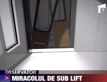 La 10 centimetri de moarte. Un lift a căzut peste un bărbat care îl repara (VIDEO)