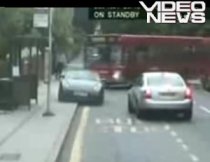 Maşină de lux făcută praf de un autobuz (VIDEO)