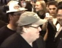 Michael Moore, intrare spectaculoasă la premiera celui mai recent documentar al său (VIDEO)