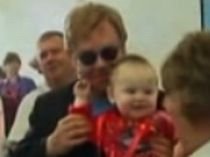 Cererea lui Elton John de a adopta un copil din Ucraina, respinsă din cauza vârstei şi a stării civile