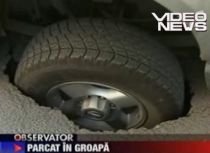 Străzi de România. Asfaltul a cedat sub o maşină de teren, în Capitală (VIDEO)