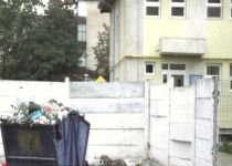Tomberoane de gunoi, în curtea unei grădiniţe din Galaţi (VIDEO)