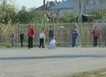 Un craiovean a tras cu arma pentru a-i speria pe copiii care se jucau în faţa casei lui (VIDEO)