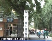Elevii de la un liceu din Craiova, protest în stradă faţă de demiterea directorului (VIDEO)