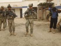 Irakian ucis de armata americană, după ce a aruncat cu un pantof spre maşina soldaţilor