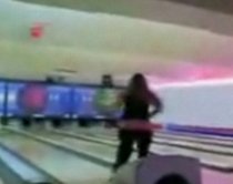 Blonda la sala de jocuri. O femeie a reuşit să găureacă peretele cu bila de bowling (VIDEO)