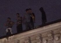 Locatarii unui bloc vechi din Capitală au protestat pe acoperiş (VIDEO)