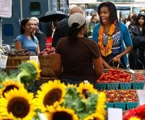 Michelle Obama, la cumpărături într-o piaţă cu produse naturale 