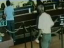 Hoţ începător, bătut de un client într-o bancă din SUA (VIDEO)
