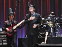 Leonard Cohen a leşinat pe scenă, în timpul concertului din Valencia (VIDEO)