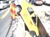 Un taximetrist a căzut cu maşina într-un canal săpat de RADET (VIDEO)