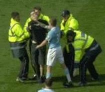 Bellamy i-a tras un pumn unui fan după United - City şi este anchetat de poliţie (VIDEO)
