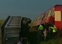 Dâmboviţa. O locomotivă a lovit un camion încărcat cu cărămidă (VIDEO)