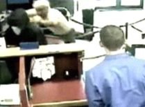 Jaf eşuat la o bancă din Milwaukee, după ce hoţul a fost bătut de un client (VIDEO)