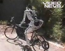 Prea leneş pentru a pedala? A fost inventată bicicleta cu robot (VIDEO)