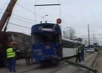 Un tramvai a deraiat şi a intrat într-un stâlp, la Timişoara. Unul dintre călători, în stare gravă

