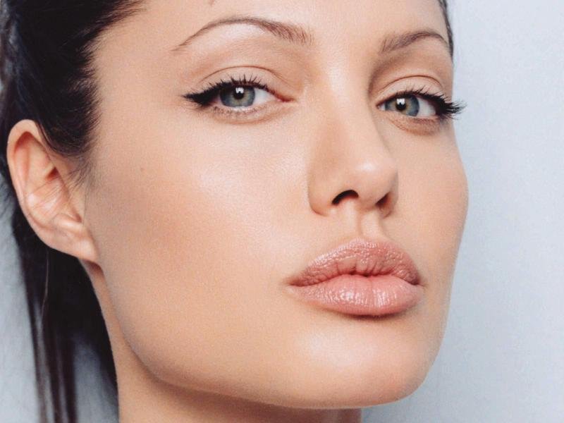 Angelina Jolie NU mai vine în România