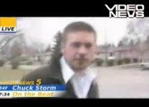 Căzut la datorie: Un reporter intră cu faţa într-un stâlp, în direct (VIDEO)
