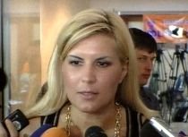 Elena Udrea susţine o declaraţie de presă la sediul Guvernului