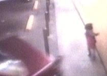 La un pas de a fi strivită: O fetiţă din SUA scapă ca prin minune dintr-un accident auto (VIDEO)