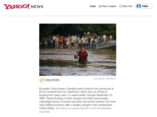 Curaj de român, în SUA: O femeie trece impasibilă prin apă pentru a ajunge la muncă (FOTO)