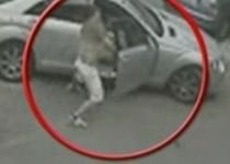 Doi dintre hoţii care i-au furat maşina lui Becali, filmaţi în timpul unei "lovituri" similare (VIDEO)