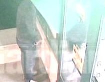 Primele imagini cu falsificatorul de carduri Iustin Covei în timp ce extrăgea bani fraudulos (VIDEO)