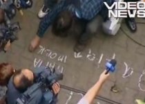 Protest pe asfalt, în Bucureşti: Şi-au scris nemulţumirile cu creta, sub geamul primarului (VIDEO)