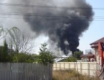 Incendiu puternic la o fostă fabrică de mobilă din Focşani (VIDEO)