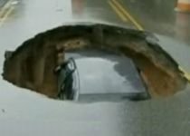 Maşină, scufundată în asfalt, în urma inundaţiilor din Georgia (VIDEO)