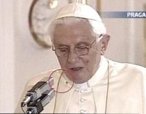 Papa Benedict al XVI-lea, deranjat de un păianjen în timpul unui discurs în Cehia (VIDEO)